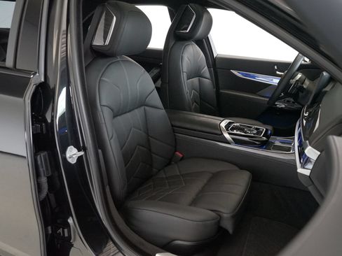 Used 2025 BMW 760i xDrive w/ Luxury Rear Seating Package AWD/4WD image 9