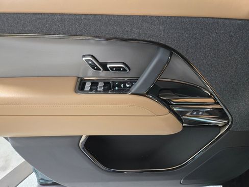 Used 2025 Land Rover Range Rover Sport SE image 21