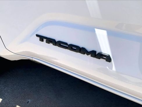 Used 2025 Toyota Tacoma SR5 AWD/4WD image 33