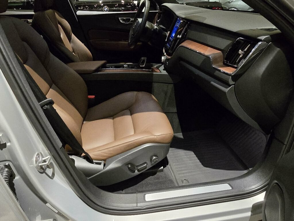 Used 2024 Volvo XC60 T8 Plus w/ Climate Package AWD/4WD image 33