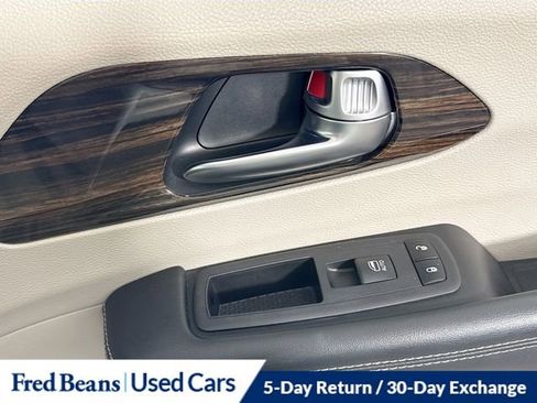 Used 2023 Chrysler Pacifica Limited FWD image 37