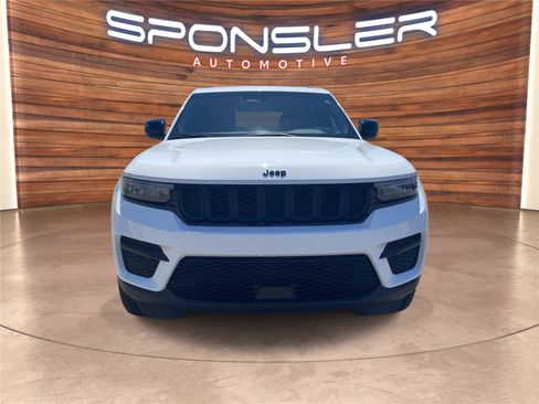 Used 2025 Jeep Grand Cherokee Altitude AWD/4WD image 10