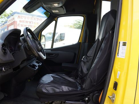 Used 2021 Mercedes-Benz Sprinter 2500 image 18
