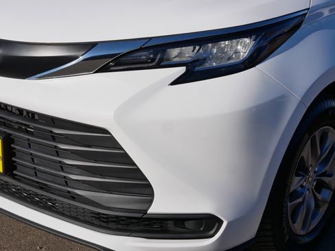 Used 2021 Toyota Sienna LE image 16