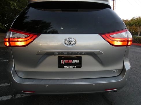 Used 2015 Toyota Sienna XLE image 10