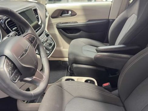 Used 2022 Chrysler Voyager LX FWD image 25