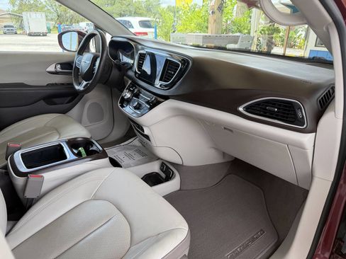 Used 2017 Chrysler Pacifica Touring-L Plus FWD image 25