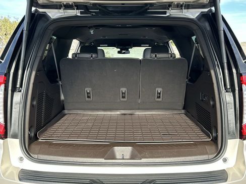 Used 2023 GMC Yukon XL SLT w/ SLT Luxury Package image 26