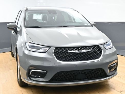 Used 2023 Chrysler Pacifica Touring-L FWD image 51
