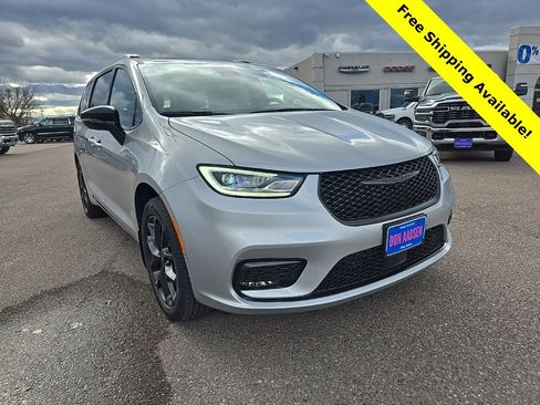 New 2026 Chrysler Pacifica Limited w/ S Appearance Package image 1