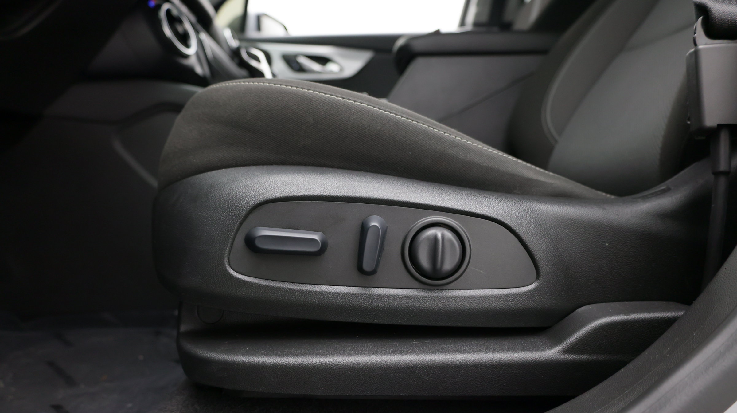 Used 2025 Chevrolet Blazer LT FWD image 15