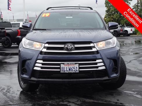 Certified 2019 Toyota Highlander LE image 3