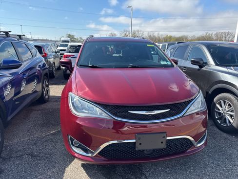 Used 2020 Chrysler Pacifica Touring-L image 4