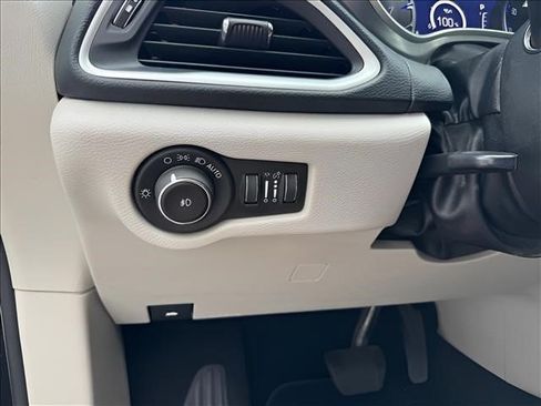 Used 2023 Chrysler Pacifica Touring-L FWD image 18