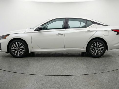 Used 2025 Nissan Altima 2.5 SV image 5