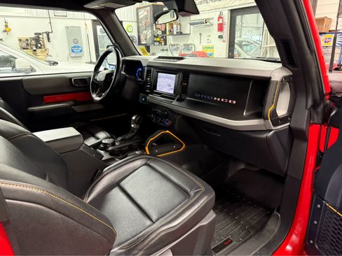 Used 2023 Ford Bronco Badlands image 14