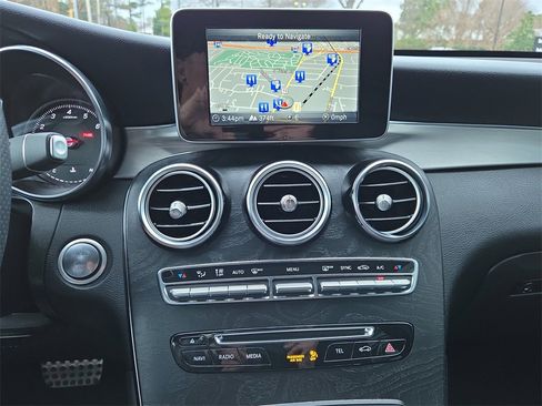 Used 2019 Mercedes-Benz GLC 300 image 24