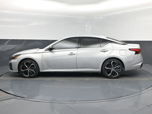 Used 2023 Nissan Altima 2.5 SR FWD image 10