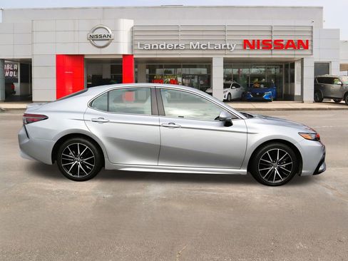 Used 2021 Toyota Camry SE image 2