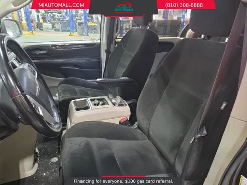 Used 2016 Chrysler Town & Country Touring w/ Driver Convenience Group FWD image 10