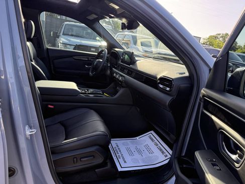 Used 2025 Honda Pilot Black Edition image 10