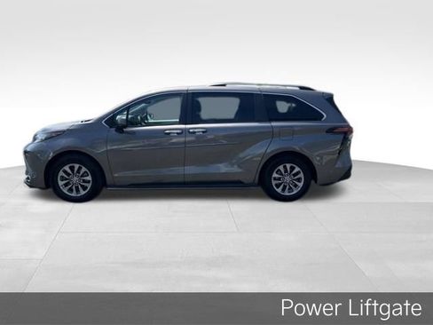 Used 2022 Toyota Sienna XLE w/ XLE Plus Package FWD image 4