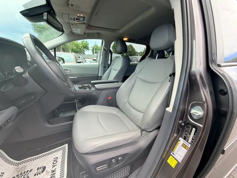 Used 2023 Toyota Sienna XLE AWD/4WD image 11