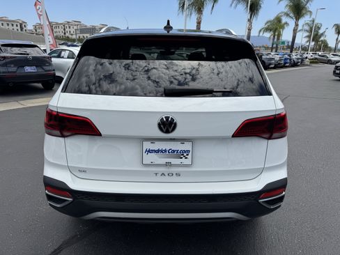 Used 2023 Volkswagen Taos SE w/ Panoramic Sunroof Package FWD image 8