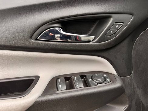 Used 2021 Chevrolet Equinox LS image 14