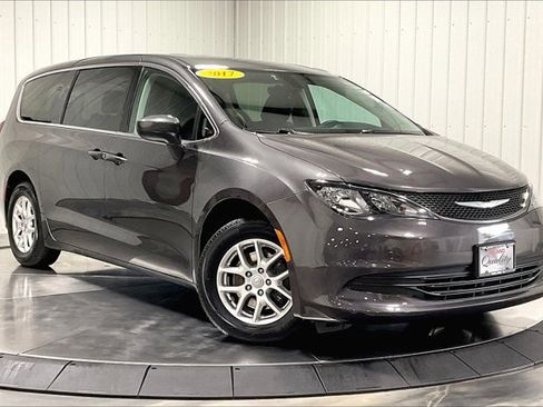 Used 2017 Chrysler Pacifica Touring image 3