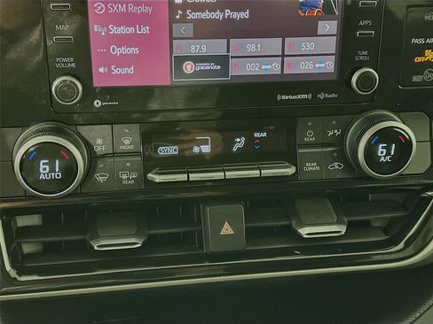 Certified 2021 Toyota Highlander LE image 9