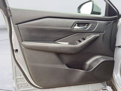 Used 2025 Nissan Rogue SL w/ Tech Package FWD image 19