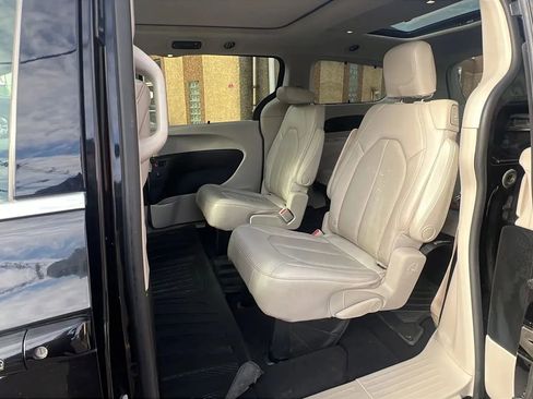 Used 2019 Chrysler Pacifica Touring-L Plus image 30