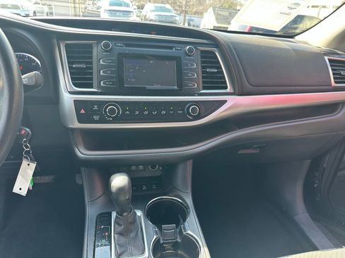 Used 2017 Toyota Highlander LE w/ Carpet Mat Package image 21