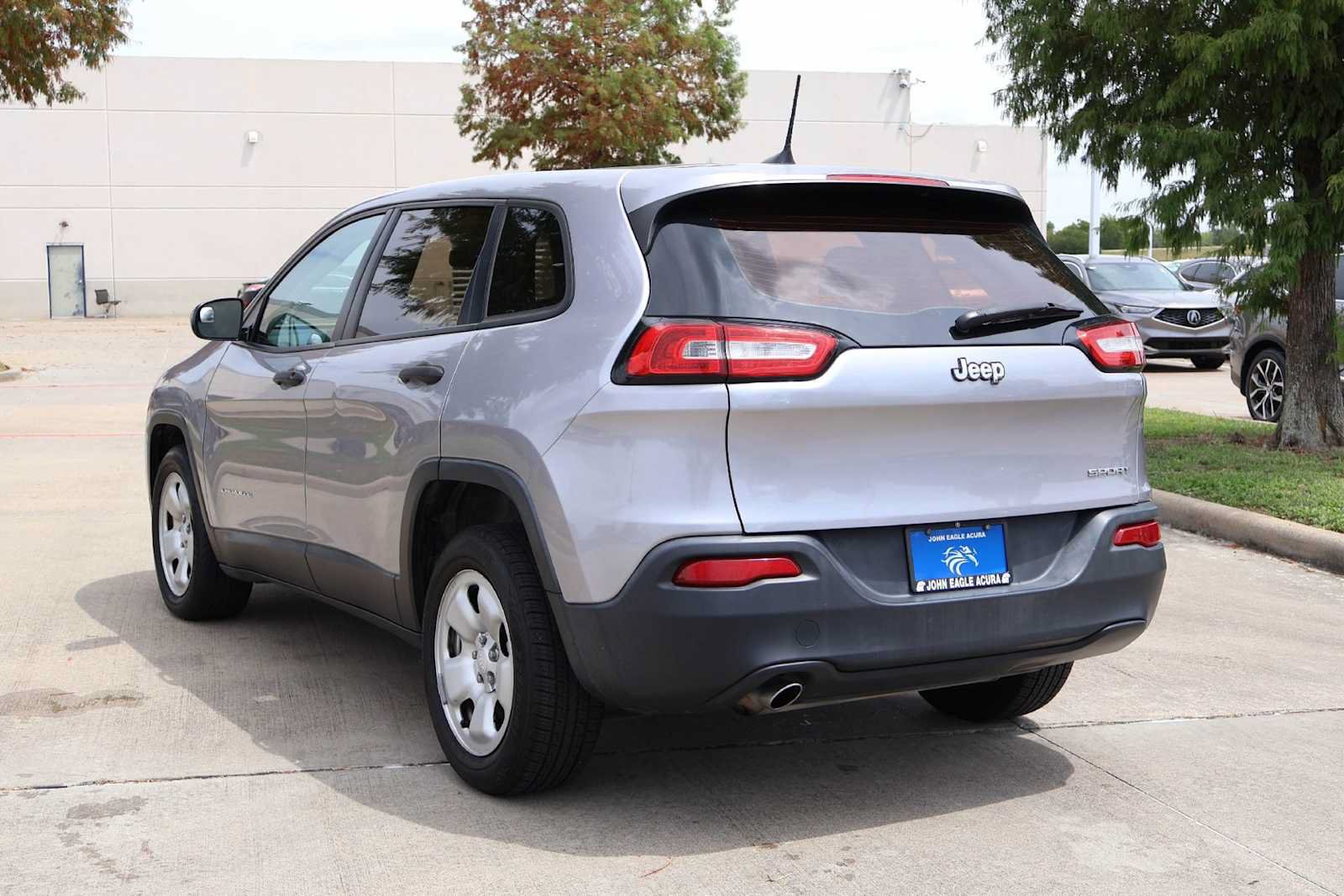 Used 2017 Jeep Cherokee Sport FWD image 4