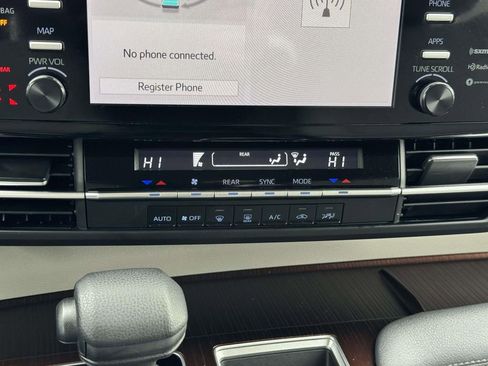 Used 2024 Toyota Sienna LE image 5