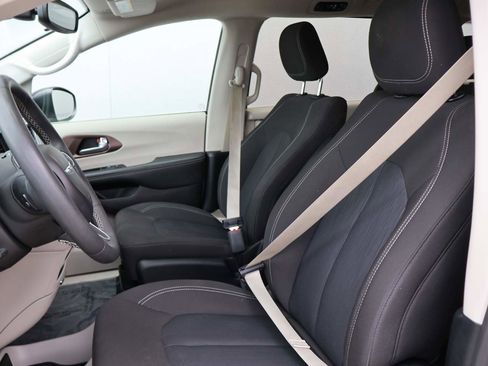 Used 2024 Chrysler Voyager LX image 9