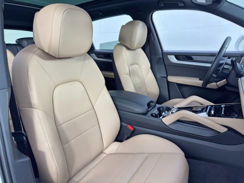 Used 2025 Porsche Cayenne S w/ Premium Package Plus image 43