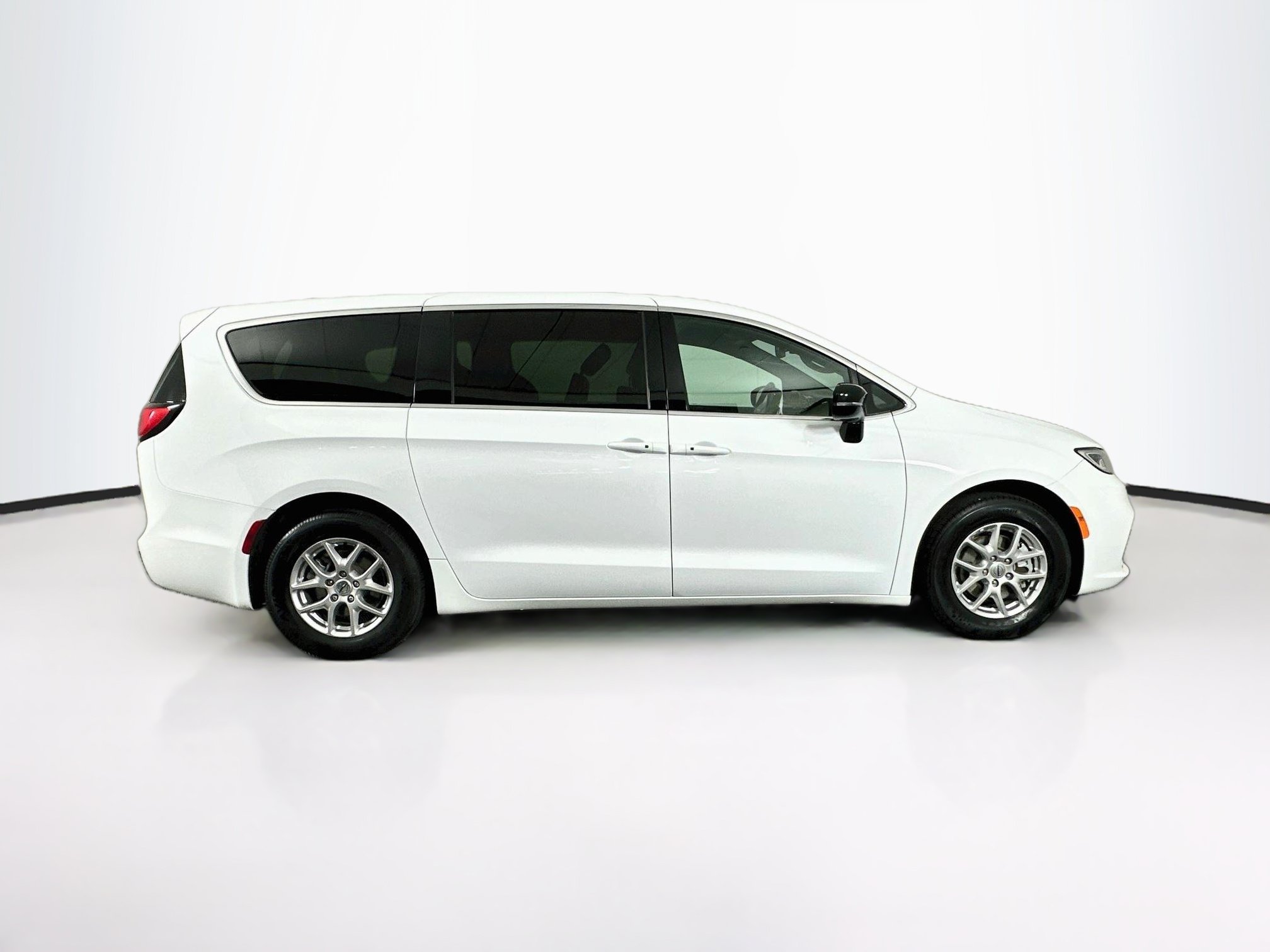 Used 2025 Chrysler Pacifica Select FWD image 10
