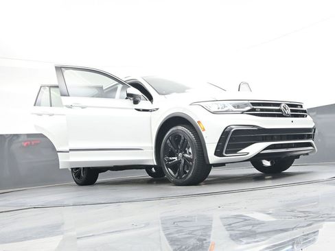 Used 2023 Volkswagen Tiguan SEL R-Line AWD/4WD image 40