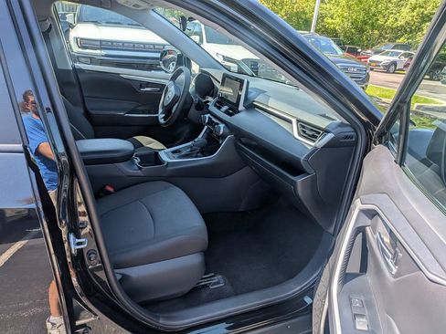 Used 2025 Toyota RAV4 XLE AWD/4WD image 9