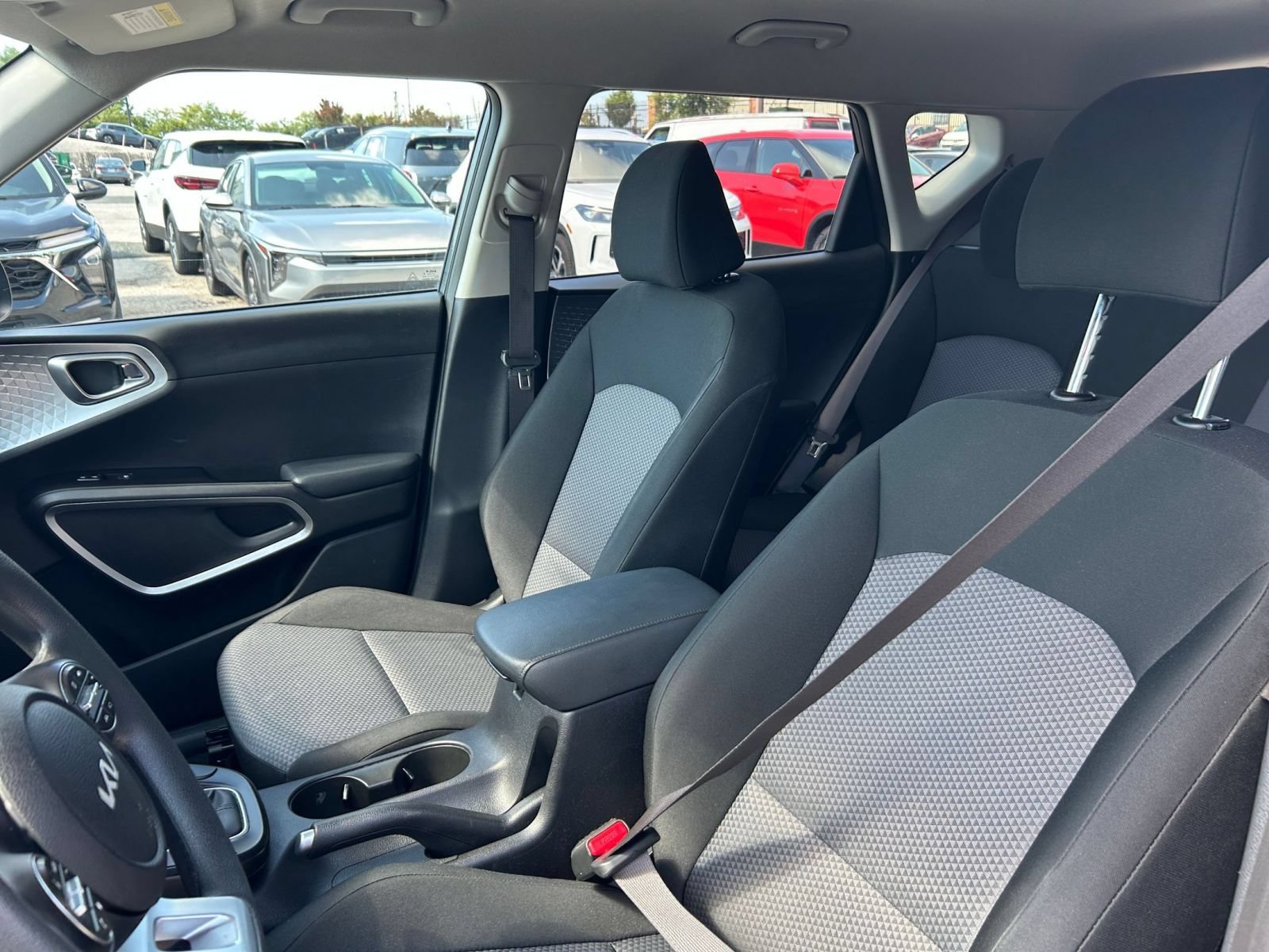 Used 2025 Kia Soul LX w/ LX Technology Package FWD image 30
