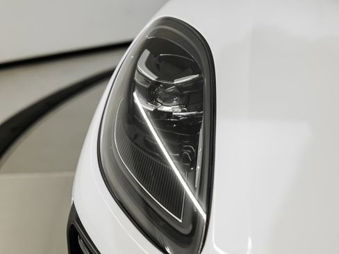 Certified 2022 Porsche Macan image 13