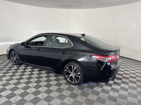 Used 2019 Toyota Camry SE image 6