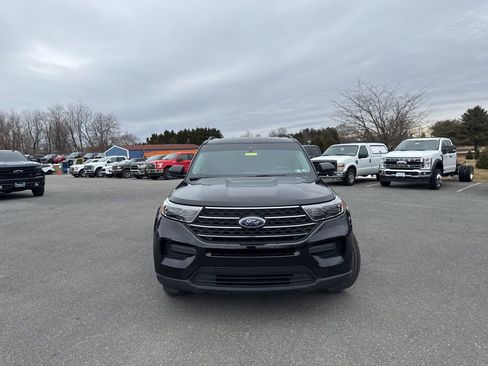 Used 2022 Ford Explorer XLT image 2