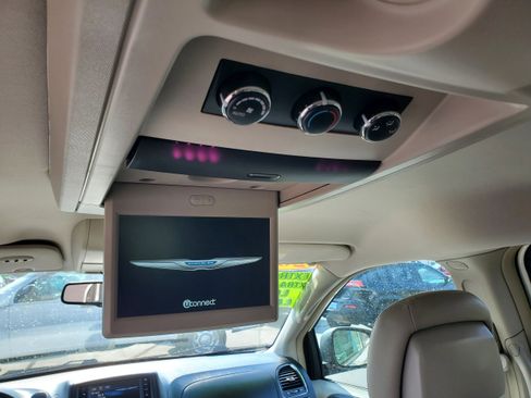 Used 2013 Chrysler Town & Country Touring FWD image 27
