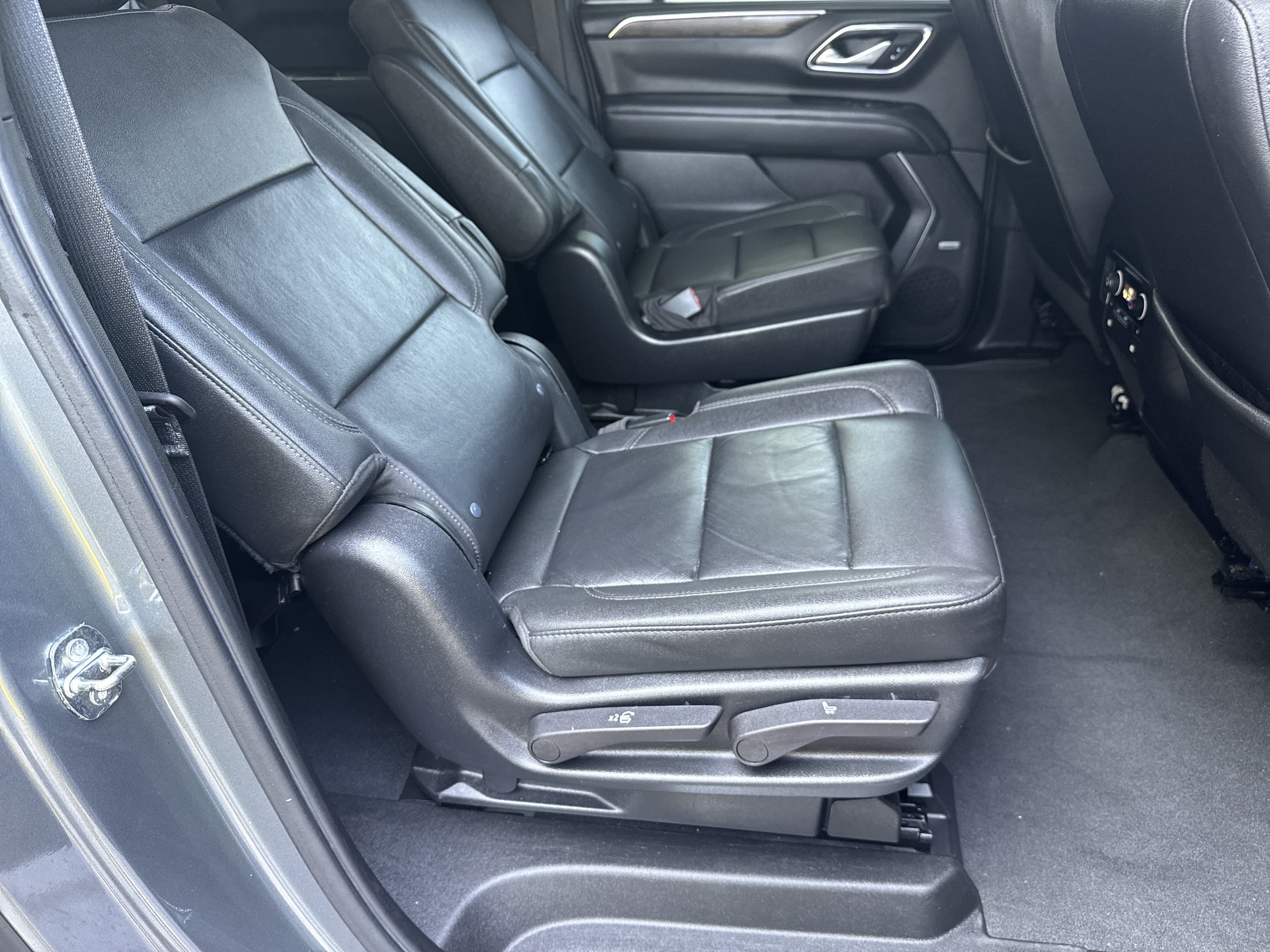 Certified 2022 Chevrolet Suburban Z71 w/ Luxury Package AWD/4WD image 15