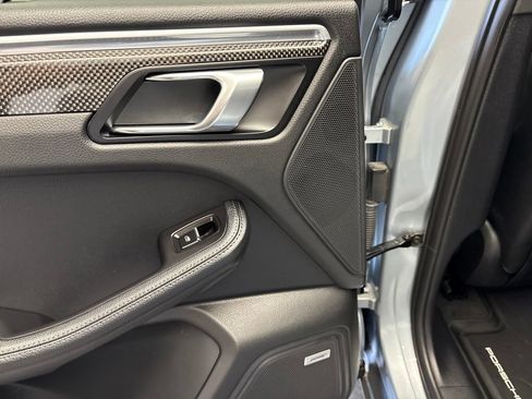 Certified 2023 Porsche Macan AWD/4WD image 19