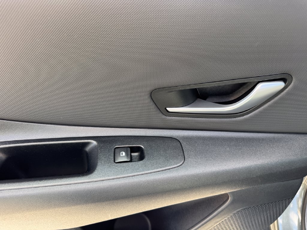 Certified 2025 Hyundai Elantra SEL FWD image 18