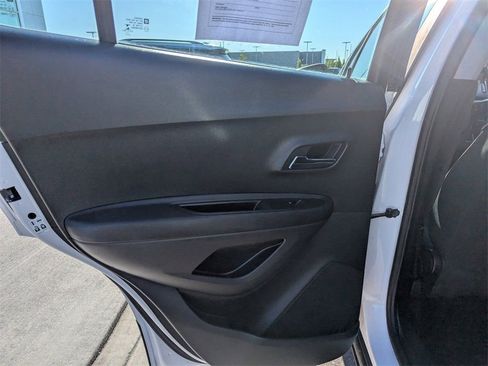 Used 2018 Chevrolet Trax LS AWD/4WD image 21